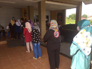 Penerima bantuan beratur seawal pukul 8.00 pagi mengikut prosedur operasi standard (SOP) yang ditetapkan.