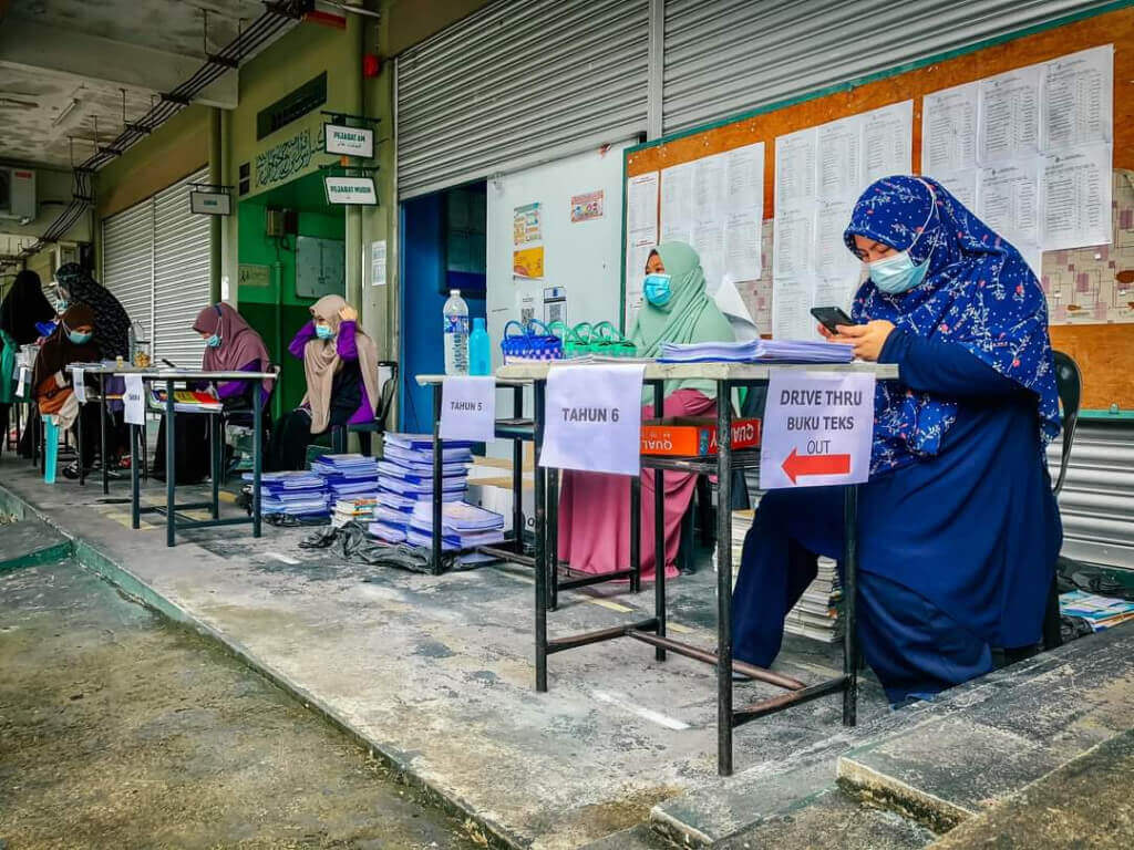 Para guru diletakkan di bahagian masing-masing bagi memudahkan urusan agihan.