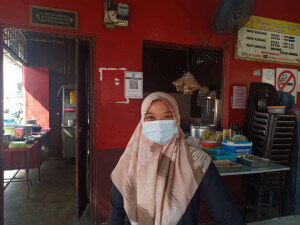 Pengusaha restoran, Siti Hajar Nashuha Ahmad, 25, ambil inisiatif menjual makanan atas secara talian serta menyediakan perkhidmatan penghantaran makanan kepada pelanggan sepanjang tempoh PKP.