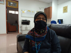 Nurul Akma Mohd Zain,40, pekerja swasta dari Kampung Berenjut terpaksa berkongsi gajet dengan anak-anak untuk menyertai kelas dalam talian.