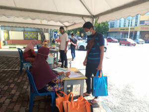 Roni Mohd Yusof, 41 ketika menyelesaikan urusan pendaftaran persekolahan anaknya di SK Tengku Ampuan Mariam, Kuala Terengganu.