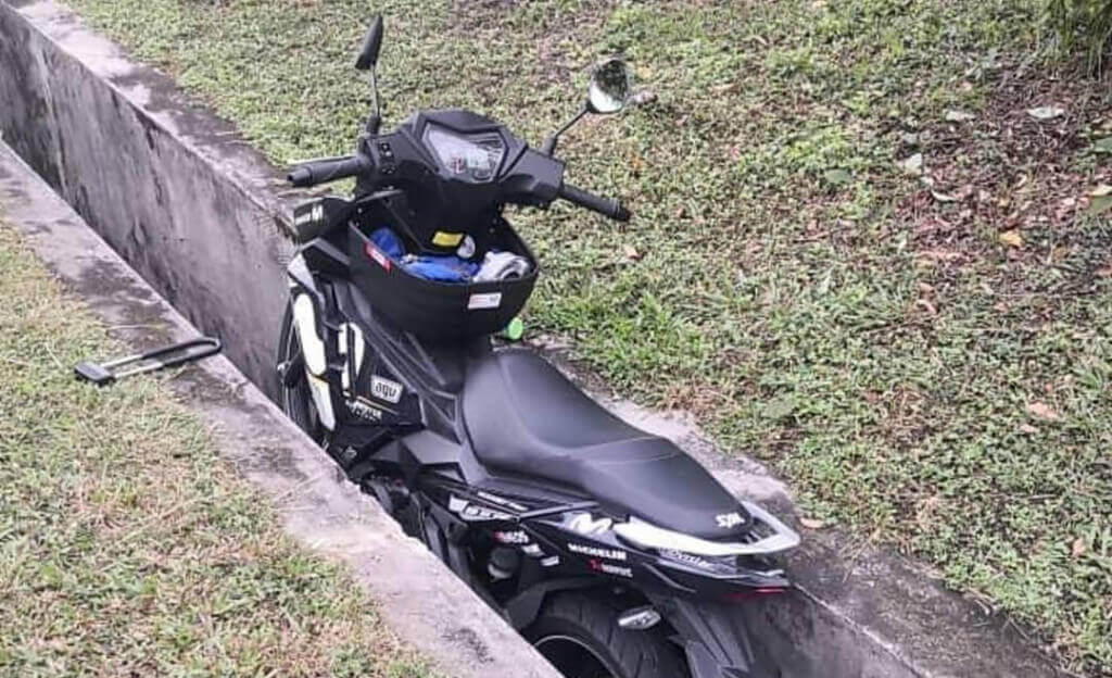 Motosikal yang digunakan suspek dalam kejadian samun berhampiran Plaza Tol Gombak semalam.