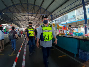 Ketua Polis Daerah SPU, ACP Noorzainy Mohd Noor mengetuai Ops Bersepadu Pematuhan dan Pemantauan SOP PKP Covid-19 bersama MBSP dan Jabatan Kesihatan.