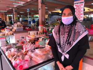 Peniaga Pasar Bukit Besar, Khatijah Yusof, 49 menerima PKP 2.0 dengan hati yang terbuka memandangkan berlaku peningkatan kes jangkitan COVID-19.