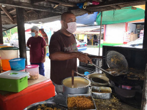 Pengusaha gerai pisang goreng, Roslan Omar, 49 berasa sangat bersyukur apabila kerajaan membenarkan peniaga makanan beroperasi sepanjang tempoh PKP 2.0.