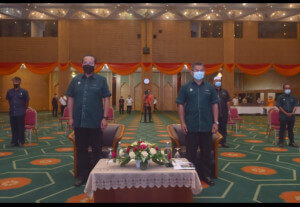 Menteri Besar Terengganu Datuk Seri Dr Ahmad Samsuri Mokhtar ketika menyempurnakan Majlis Pelancaran Tahun Pertanian Terengganu 2021 di Dewan Besar Wisma Darul Iman, semalam.