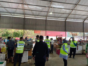 Penguatkuasa Majlis Daerah Marang bersama anggota Polis ketika menjalankan pemantauan di Pasar Bukit Payong, Marang.