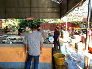 Pembeli dan peniaga perlu mematuhi penjarakan fizikal yang telah ditetapkan.