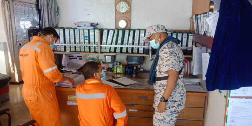 Kru kapal sedang disoal-siasat pegawai APMM Labuan.