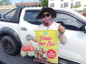Mohammad Aqil Asyraf Nasaruddin, 25, terpaksa berusaha keras demi mencari sesuap nasi untuk keluarga kerana kemerosotan jualan pelam asam boi.