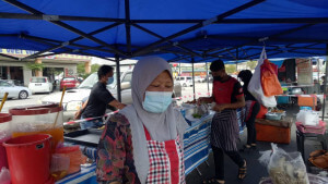 Rohana menjual nasi berlauk bagi menambah pendapatan keluarga. 