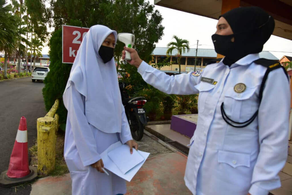 Calon perlu melalui proses saringan suhu badan terlebih dahulu sebelum dibenarkan masuk dalam dewan peperiksaan.