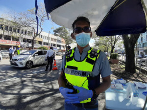 Ketua Balai Polis Mak Mandin, Inspektor Roslan Mat pula menjalankan tugas Ops SJR di Jalan Ong Yi How dalam kawasan tanggungjawabnya.