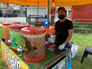 Muhammad Syakir Mustafa, 17, meskipun masih bersekolah tidak menghalang dirinya untuk membantu keluarga.