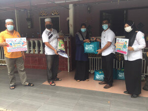 Penyelaras DUN Seberang Takir, Fadhil Abdul Wahab menyampaikan sumbangan YaPEIM dari rumah ke rumah.