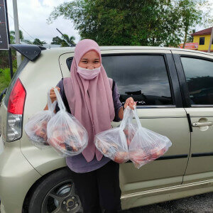 Fatin Zakaria, 25, penghantar makanan persendirian menunjukkan makanan yang diambil untuk para pelanggannya.