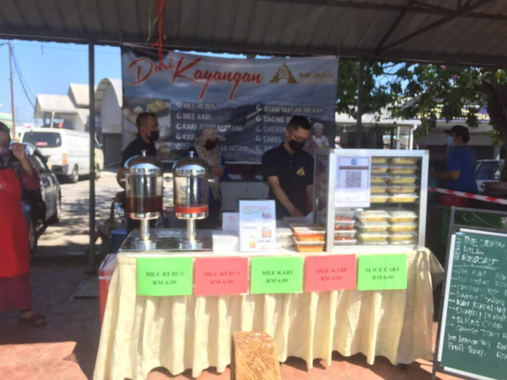 Chef Mohd Najmi menyediakan hidangan untuk dijual di Pekan Guar Chempedak.