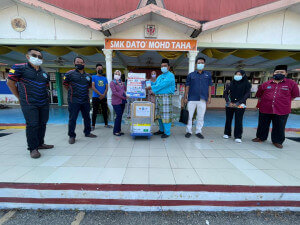 Sesi pengagihan sumbangan Kit Cegah COVID-19 dan risalah terbitan Jabatan Penerangan Malaysia kepada pengetua SMK Dato‘ Mohd Taha, Gemencheh.