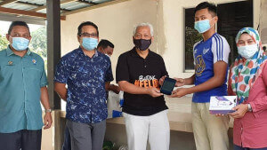 Ahli Dewan Undangan Negeri (ADUN) Kuala Besut, Tengku Zaihan Che Ku Abd Rahman (dua dari kiri) dan Ketua Pegawai Pendidikan Daerah Besut, Abdullah Zawawi Yahya turut bersama Ahli Parlimen Besut, Idris Jusoh (tengah) turun padang mengagihkan bantuan peranti tersebut, baru-baru ini.