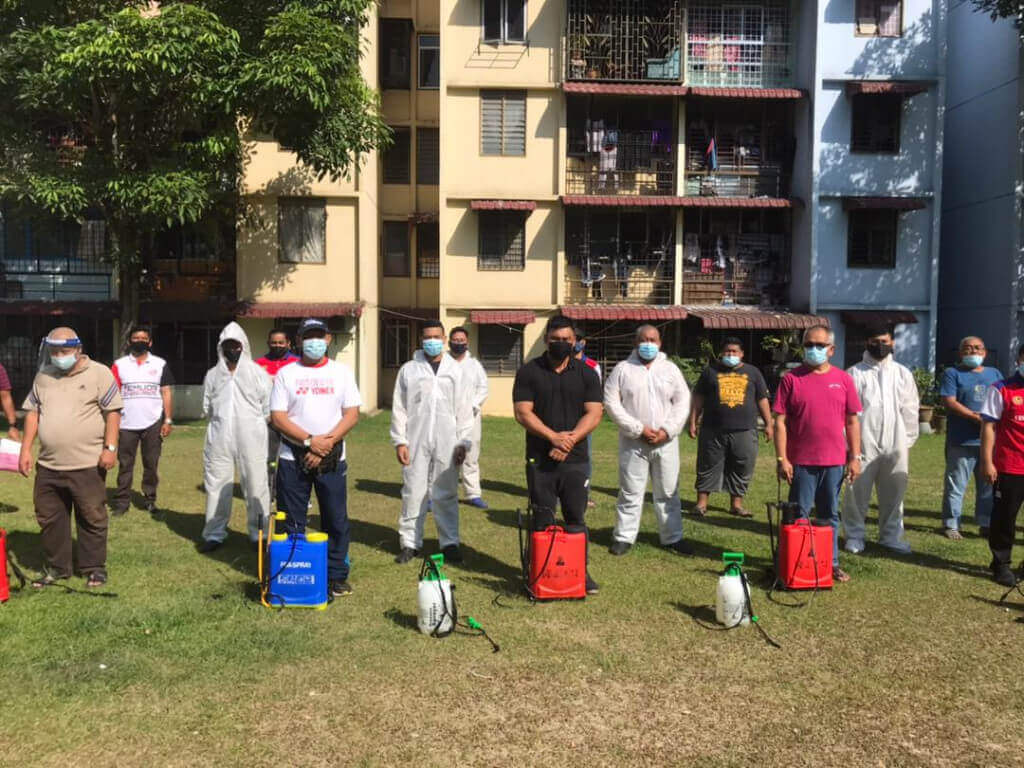 Muqarabbin (dua dari kanan) bersama-sama petugas sanitasi yang turut bertugas mensanitasi blok Apartment Putra Ria yang dikendalikan ahli-ahli Persatuan Generasi Lembah Pantai.