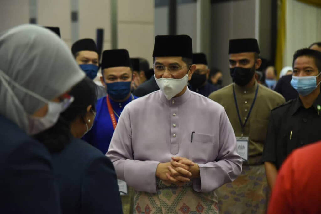 Datuk Seri Mohamed Azmin Ali beramah mesra dengan penjawat awam Selangor yang hadir dalam program Rapat Malaysia Prihatin yang diadakan di Hotel Concorde, Shah Alam.