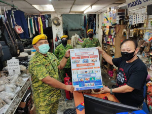 Edaran poster COVID-19 oleh anggota RELA semasa Rondaan Pemantauan Pematuhan Perintah kawalan Pergerakan (PKP).