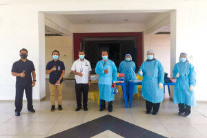 Timbalan Pengarah Sokongan Akademik PIS Noor Azmi Asmawi (baju putih) menerima pelindung muka (face shield) dari Yayasan Pasir Gudang yang diwakili oleh Ahli Lembaga Pemegang Amanah, Nazry Tangis dan Madyasir Ahmad Basir.