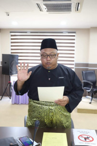 Salah seorang Ketua Kampung Sri Paya Zainuddin Daem mengangkat sumpah di hadapan sebagai Pegawai Daerah Kulai. 