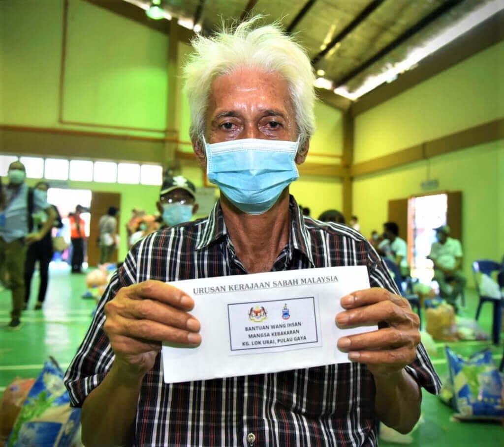 Warga emas, Meran Dullah, 61 antara magsa kebakaran yang menerima bantuan kerajaan negeri Sabah.