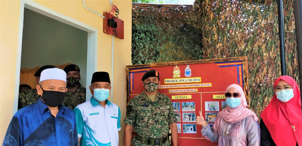 Zambery (dua dari kanan) bersama Bakri (kiri), Samin (dua dari kiri) bergambar selepas selesai meninjau pameran laporan kemajuan projek tersebut.