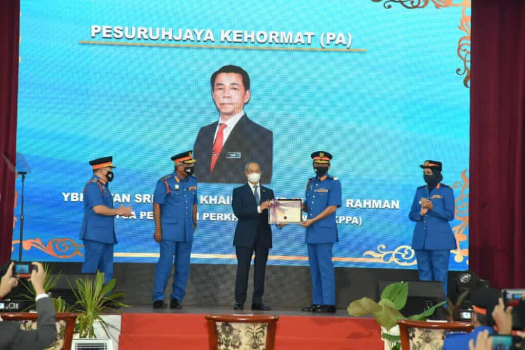 Muhyiddin (tengah) meyerahkan watikah pangkat kehormat yang diketuai Ketua Pengarah Perkhidmatan Awam Tan Sri Mohd Khairul Adib Abd Rahman.