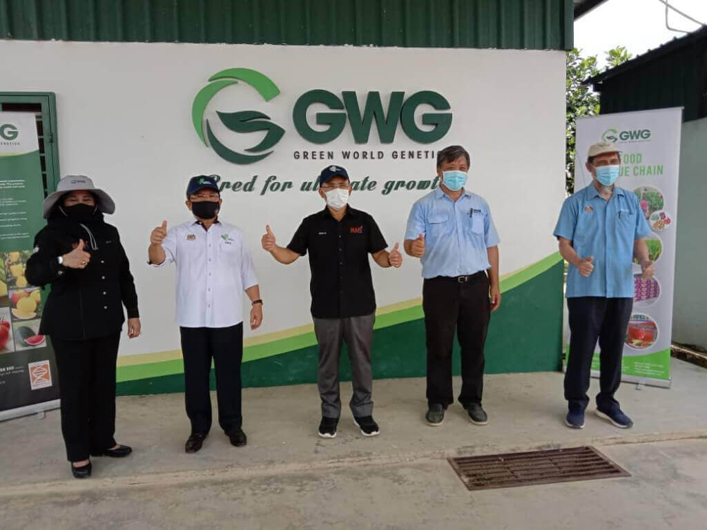 Dr Ronald Kiandee (tengah) bergambar selepas melawat Syarikat Green World Genetic Sdn Bhd yang menghasilkan benih tanamandi negara ini.