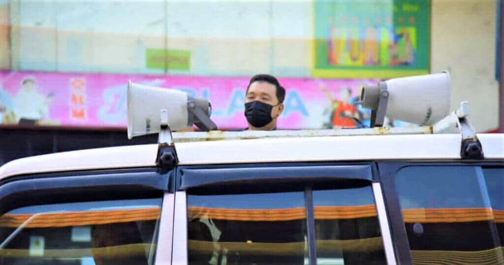 Salah seorang anggota Pejabat Penerangan Daerah Kota Kinabalu memeriksa alat pembesar suara untuk hebahan umum IOW.