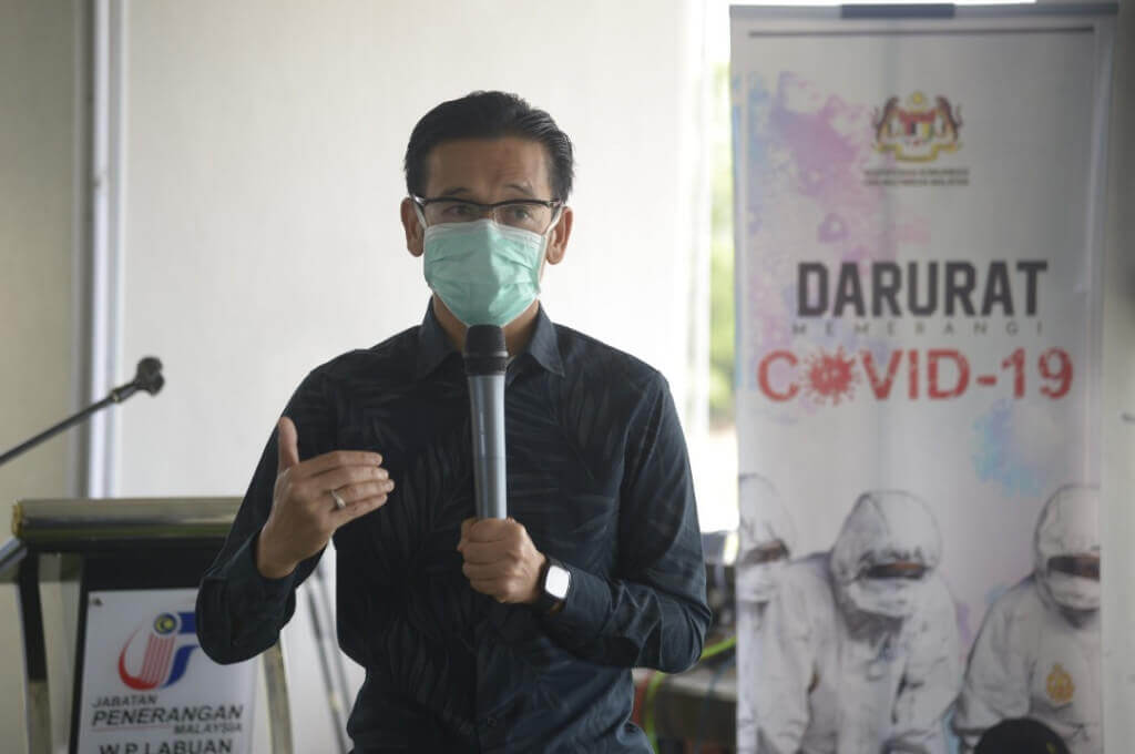 Ismuni semasa menyampaikan taklimat Program Imunisasi COVID-19.