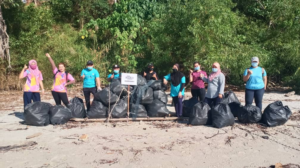 Sampah sarap yang berjaya dikumpulkan sepanjang program RTM Cakna Komuniti Sinergi LABUANfm HiPicking Geotapak Tanjung Batu.