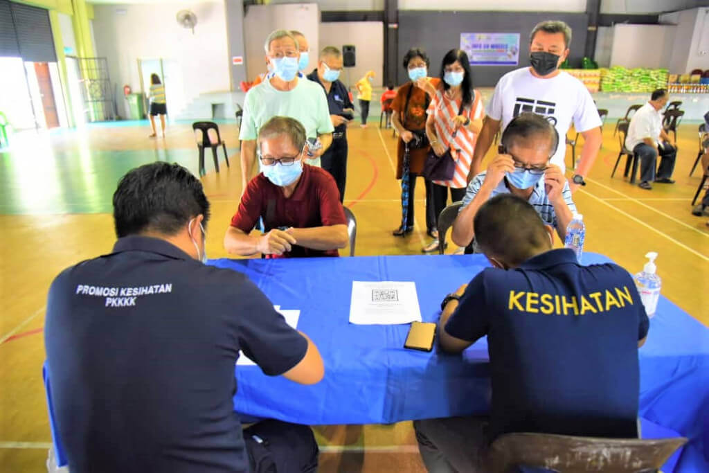 Suasana orang ramai yang hadir ketika mendafarkan diri mereka di Kaunter Jabatan Kesihatan.