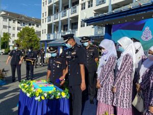 Upacara pemotongan kek sempena Sambutan Peringatan Hari Polis Yang ke 214.