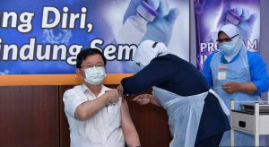 Penyelia Jururawat HPP, Matron Hafizah Hamzah memberi suntikan Vaksin COVID-19 Pfizer-BioNTech kepada Chow Kon Yeow.