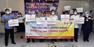 Chow Kon Yeow bersama 11 lagi individu yang turut menerima Vaksin COVID-19 Pfizer-BioNTech di Pusat Suntikan Vaksin Hospital Pulau Pinang.