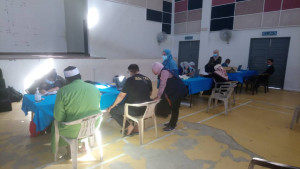 Orang ramai yang hadir ke Program e-Census dibantu oleh petugas dari Jabatan Perangkaan Negeri Terengganu.