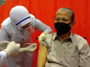 Ku Abdul Rahman Ku Ismail ketika menerima suntikan vaksin semalam.