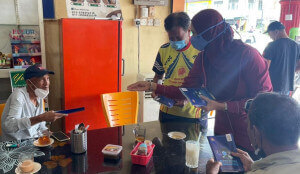 Penerangan ringkas Mastura berkaitan Norma Baharu dan vaksinasi kepada penduduk sekitar Manong. 