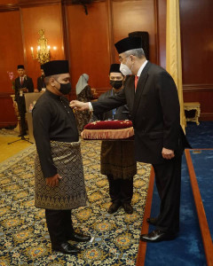 Mohamad Arib Abu Kasim menerima pingat daripada TYT Tun Seri Setia (Dr) Haji Mohd Ali Mohd Rustam Yang Di-Pertua Negeri Melaka.