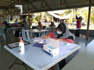 Pendaftaran dan pemeriksaan suhu perlu dijalankan sebelum peserta masuk ke Pusat Aktiviti Warga Emas (PAWE) Balik Pulau untuk menyertai Program IOW JaPen.