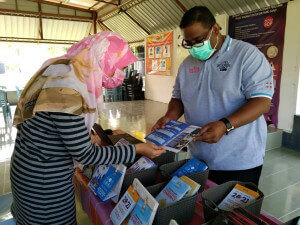 Edaran risalah dari Pusat Maklumat Rakyat (PMR) juga diadakan kepada warga emas mengenai vaksinasi COVID-19 terbukti selamat dan berkesan untuk mengekang penularan COVID-19.