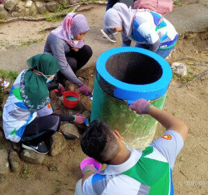 Acara gotong-royong oleh peserta yang terlibat menjayakan Sambutan Hari Air Sedunia 2021 kelmarin.