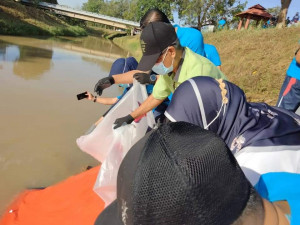 Pelepasan anak ikan ke Sungai Chohong yang disempurnakan Ghazale (dua dari depan).