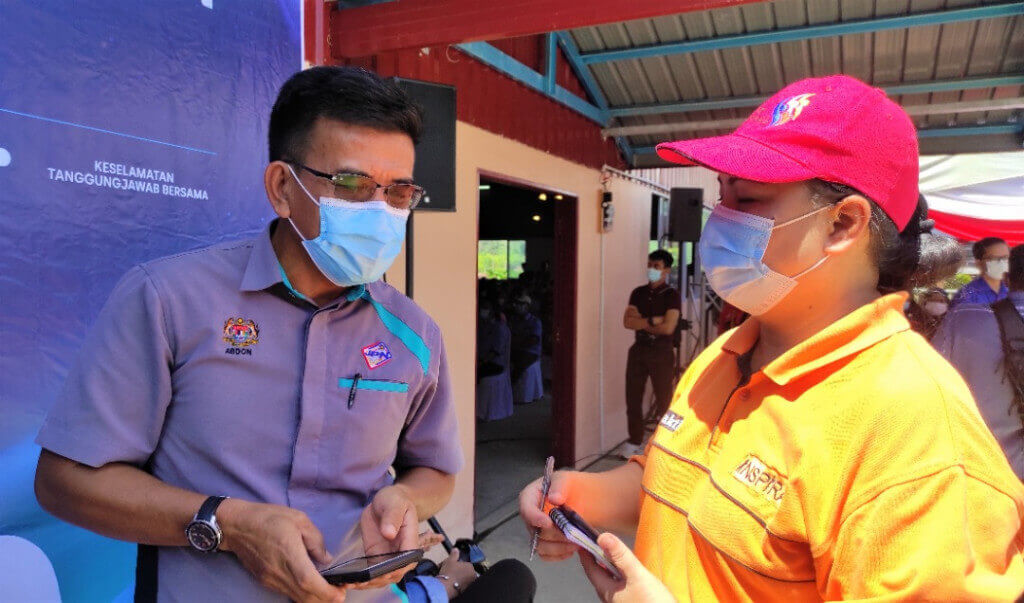 Penolong Pengarah Kanan (Operasi) BKB, Abdon @ Nasir Ambikin semasa ditemubual oleh pemberita.