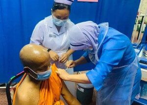 Antara pesakit dialisis yang diberi suntikan vaksin di Hospital Sik pada hari ini.