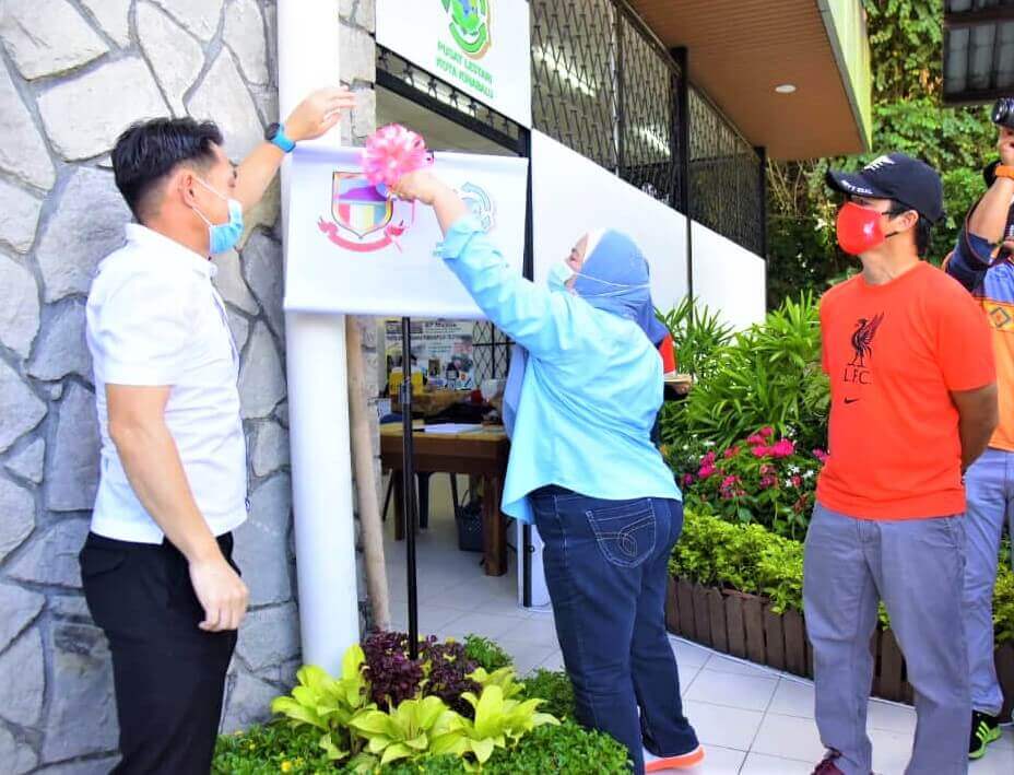 LANCAR...PLKK dilancarkan oleh Noorliza (tengah) sambil diperhatikan oleh Leong (kiri) dan Robert (kanan).